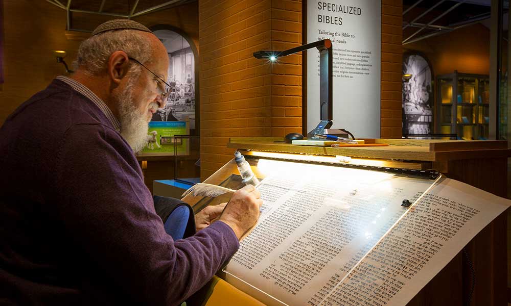 Scribing the Tabernacle: A Visual Midrash Embedded in the Torah Scroll 