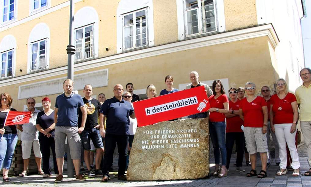 Memorial stone in front of Hitler-Haus, Vorstadt 15, birthplace of Adolf Hitler