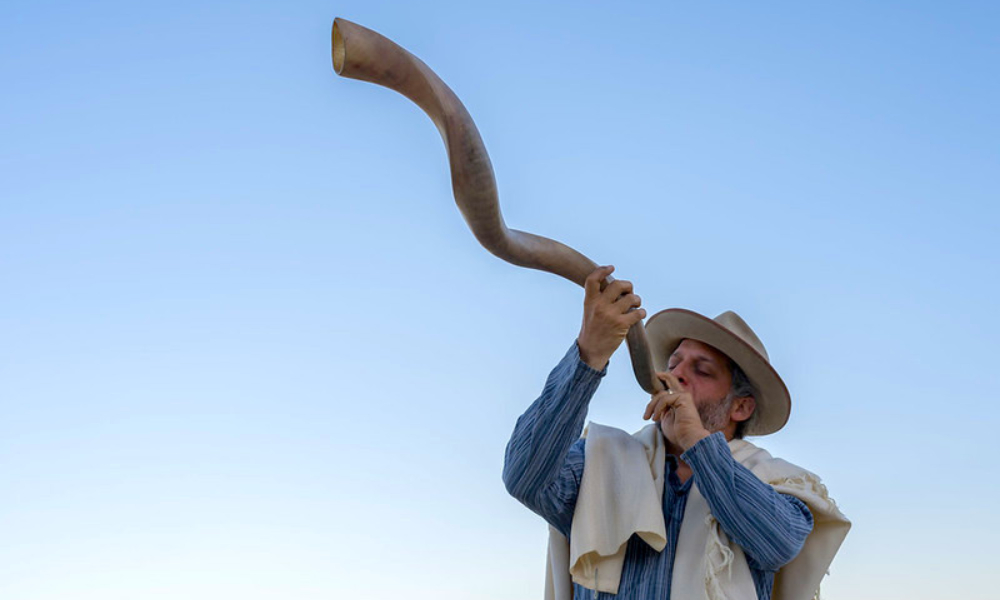 Rabbi Zelig Golden, advocate of pardigm shift, blasts a shofar during sukkot. Photo credit: Lucas Foglia for Wilderness Torah