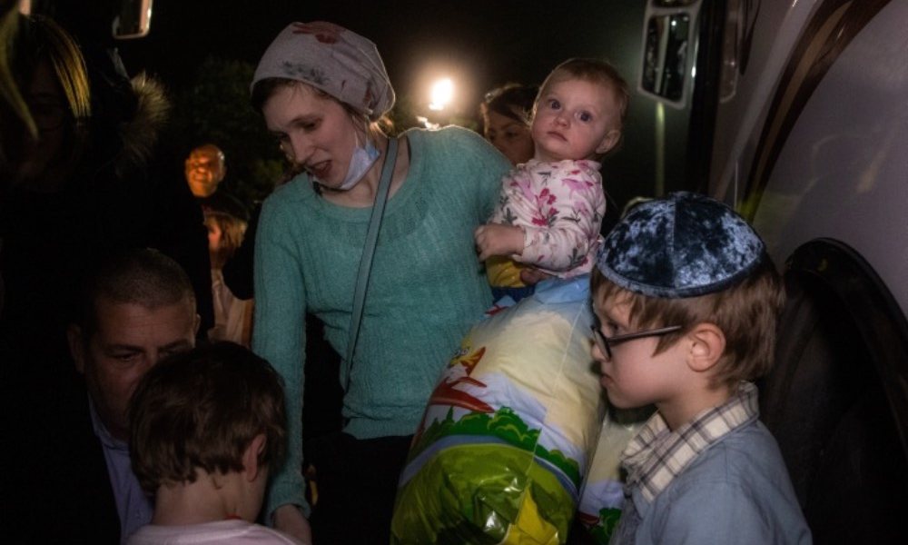 A family of Ukrainian refugees arrive in Israel