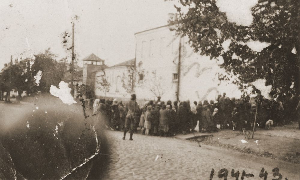 Hungarian Authorities round up Jews to be deported under German occupation