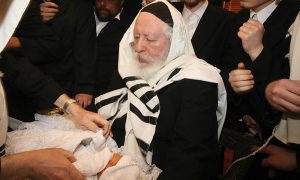 A Hasidic rabbi prays