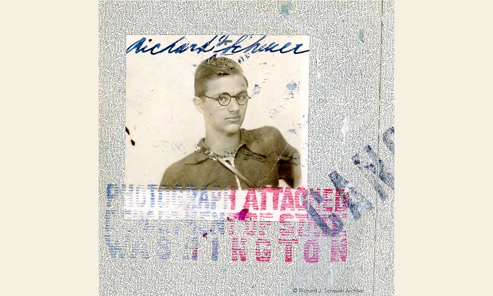 Passport photo of Richard Scheuer in 1934