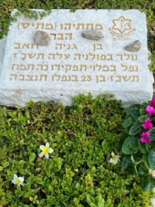 a gravestone with Hebrew writing on it.