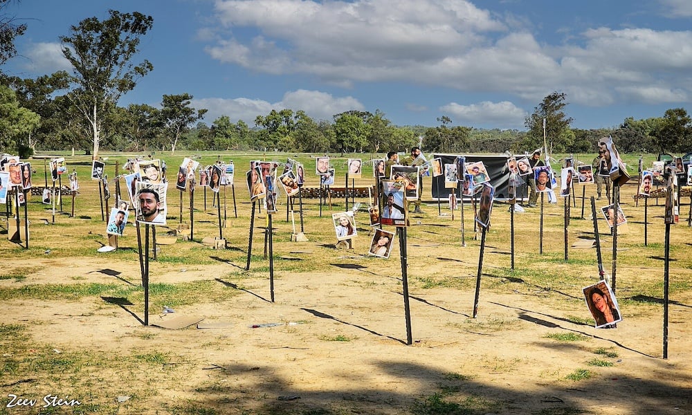 The presentation of the photos on the party grounds in Reeim